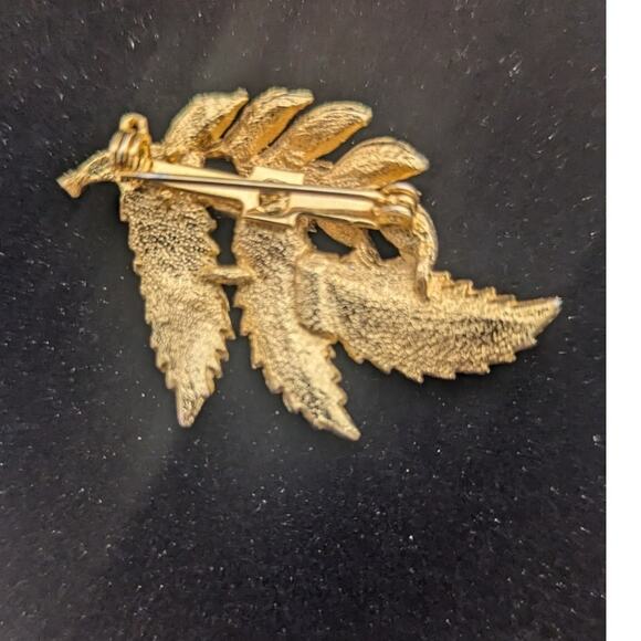 Gold Tone leaf foliage branch pin Brooch used unsigned intricate - Picture 5 of 5